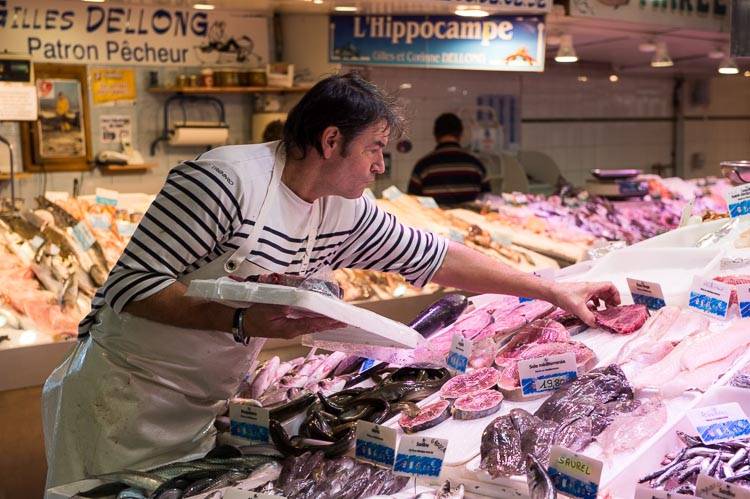 Mercado e frutos do mar no Sul na França